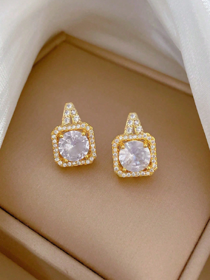 A copper chain, necklace, and earrings set inlaid with fine copper inclusions.